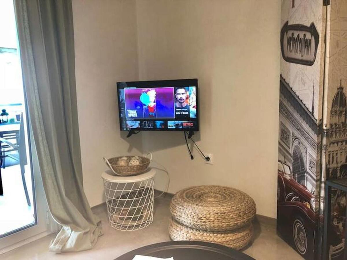 Openair Hot Tub/Big Balcony/Great Boutique Apt أثينا المظهر الخارجي الصورة