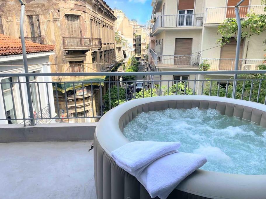 Openair Hot Tub/Big Balcony/Great Boutique Apt أثينا المظهر الخارجي الصورة