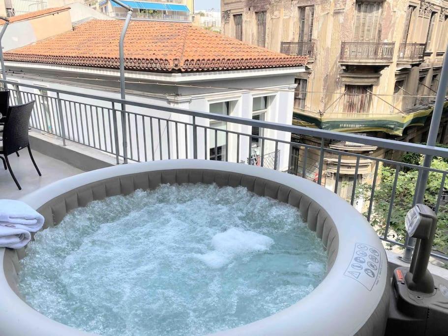 Openair Hot Tub/Big Balcony/Great Boutique Apt أثينا المظهر الخارجي الصورة