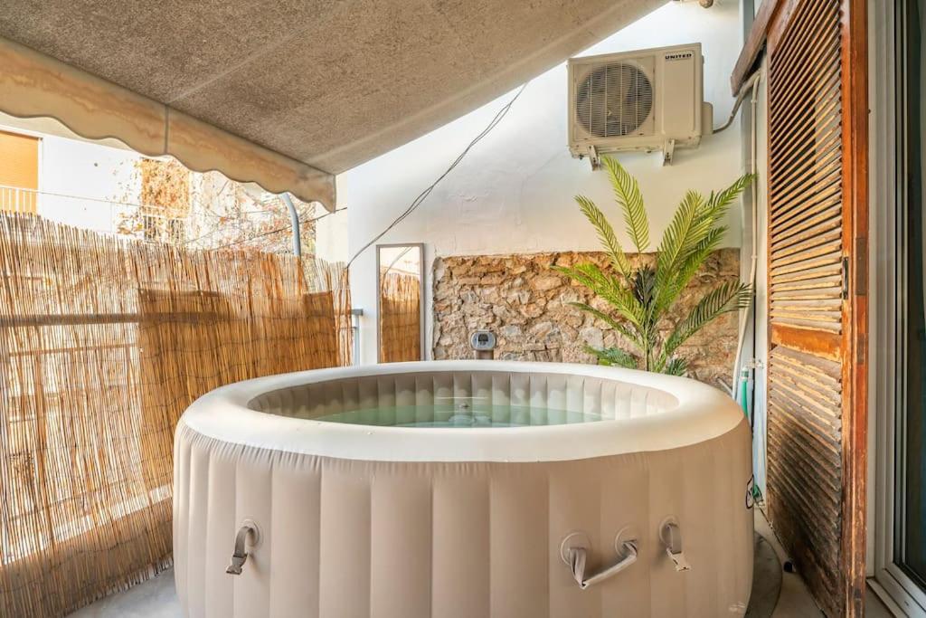 Openair Hot Tub/Big Balcony/Great Boutique Apt أثينا المظهر الخارجي الصورة