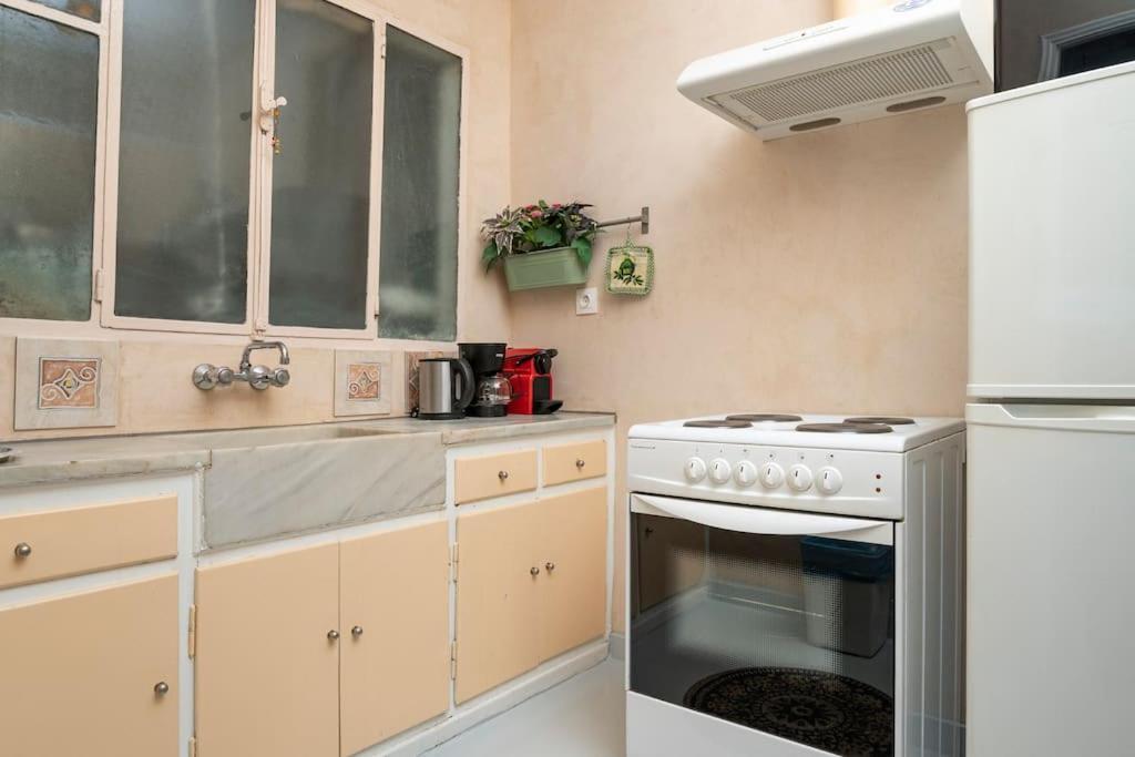 Openair Hot Tub/Big Balcony/Great Boutique Apt أثينا المظهر الخارجي الصورة